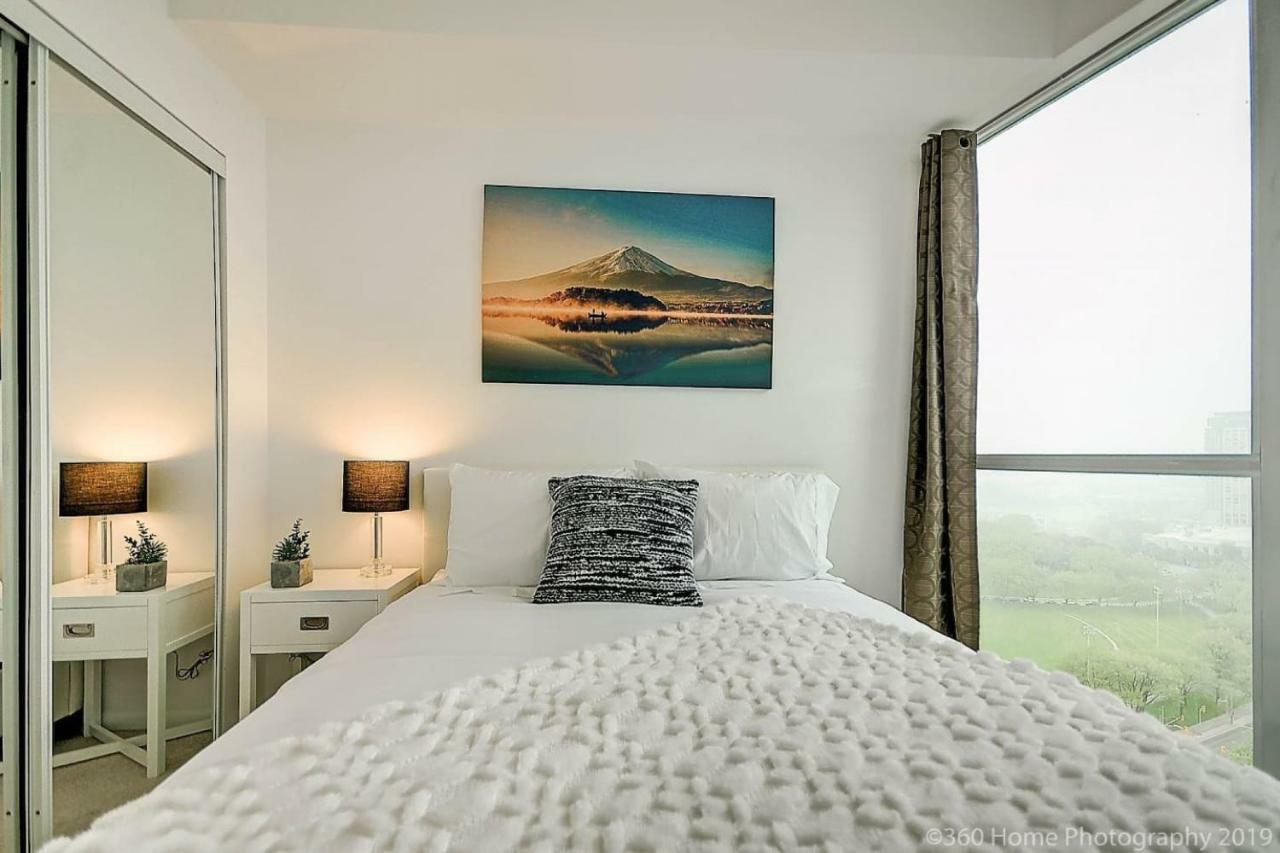 30 Off Lake View Property Heart Of Downtown Toronto Eksteriør billede