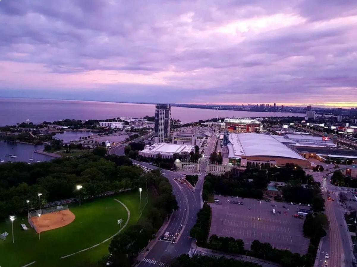 30 Off Lake View Property Heart Of Downtown Toronto Eksteriør billede