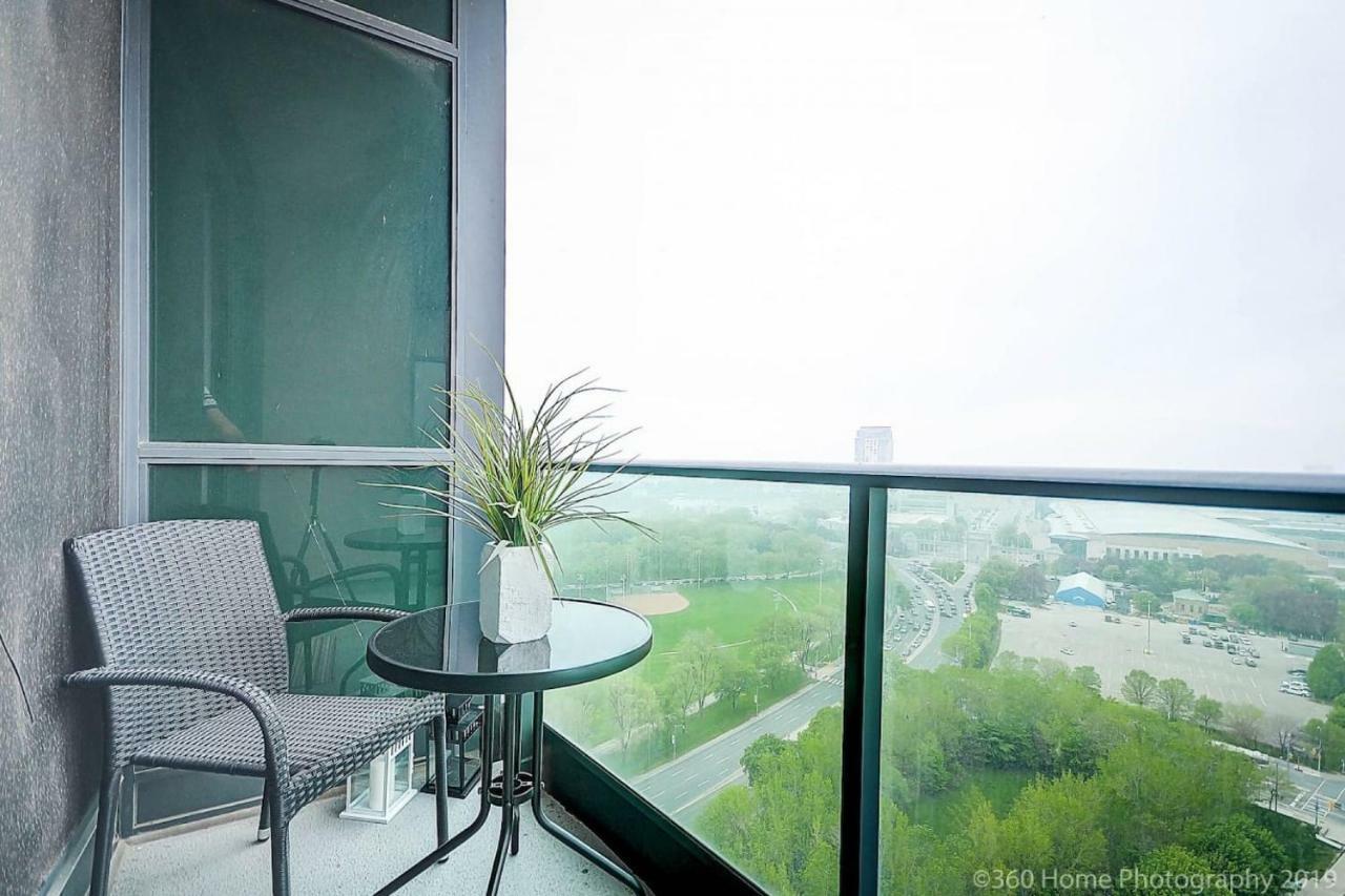 30 Off Lake View Property Heart Of Downtown Toronto Eksteriør billede